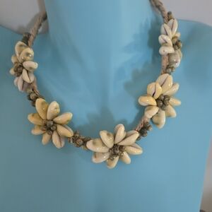 Floral Shell Necklace - Cream and Tan